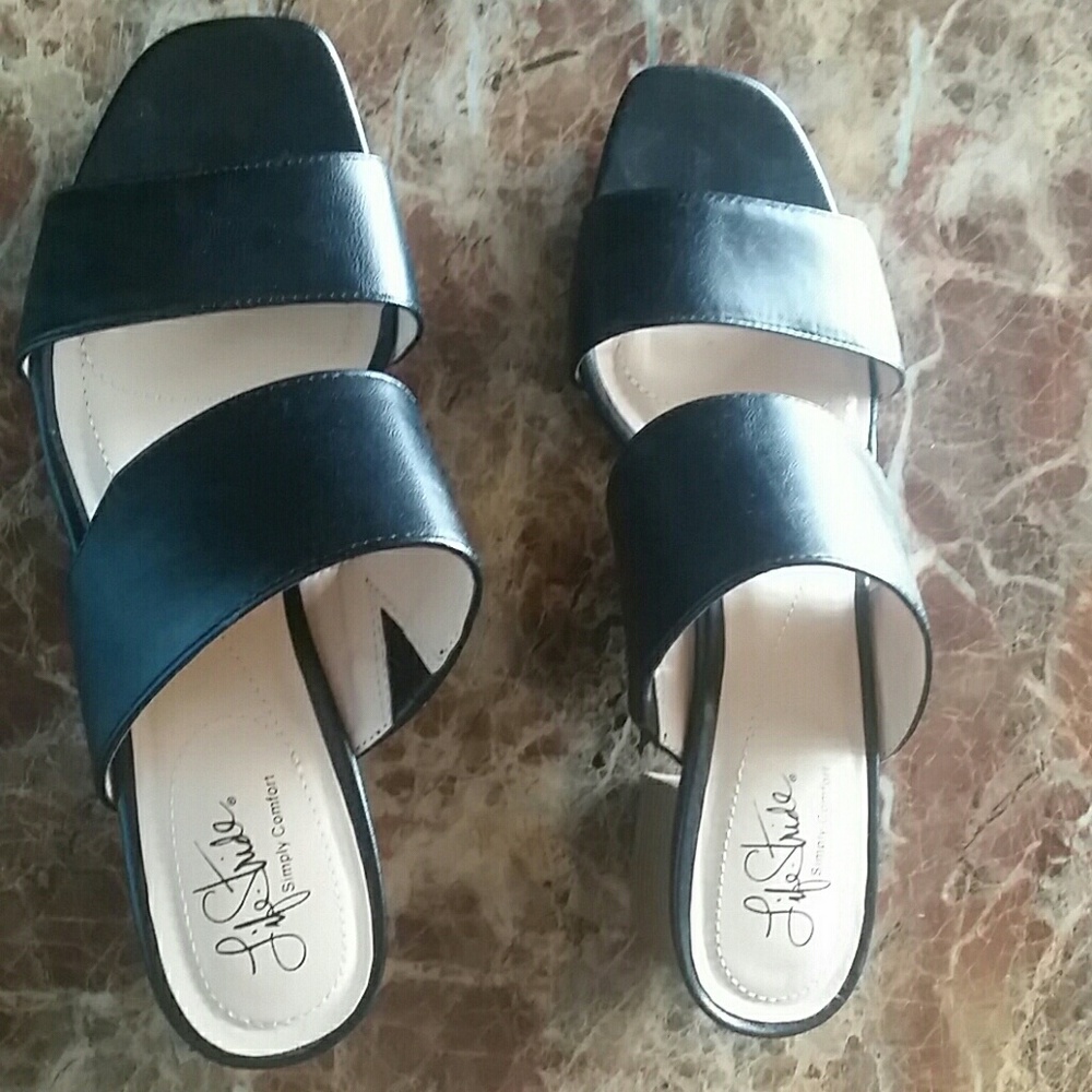 Pretty Life Stride black sandles. Size 8 1/2 NWOT